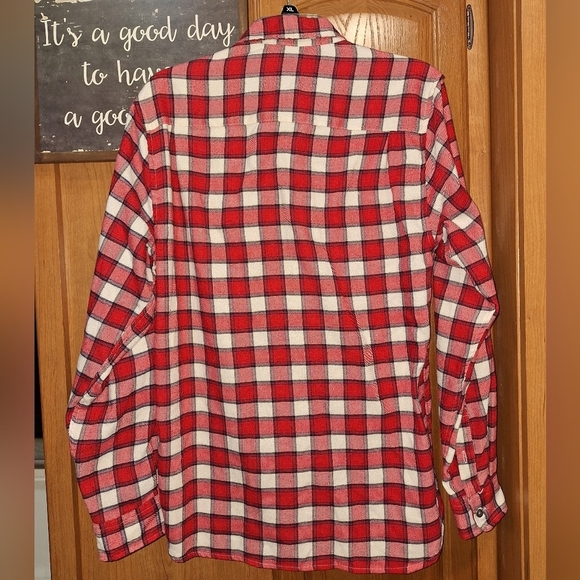 An Ocean Coast micro-flannel long sleeve button-down men's shirt in a medium. - Picture 7 of 7